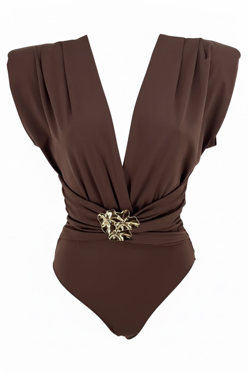 BODY DRAPEADO CON BROCHE Y HOMBRERAS