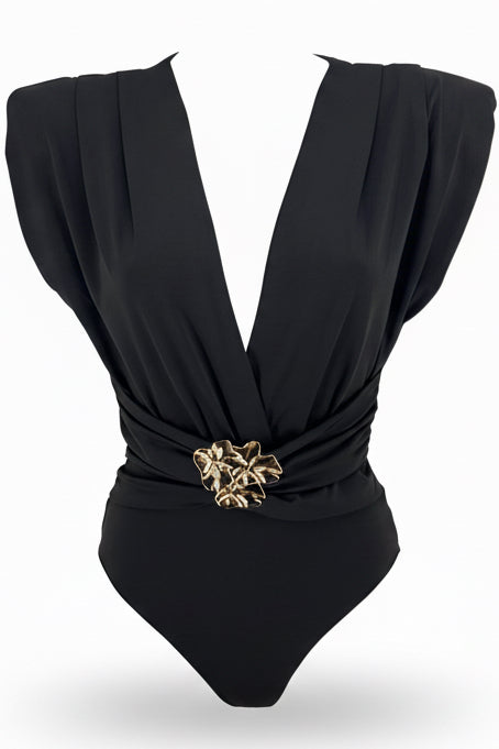 BODY DRAPEADO CON BROCHE Y HOMBRERAS