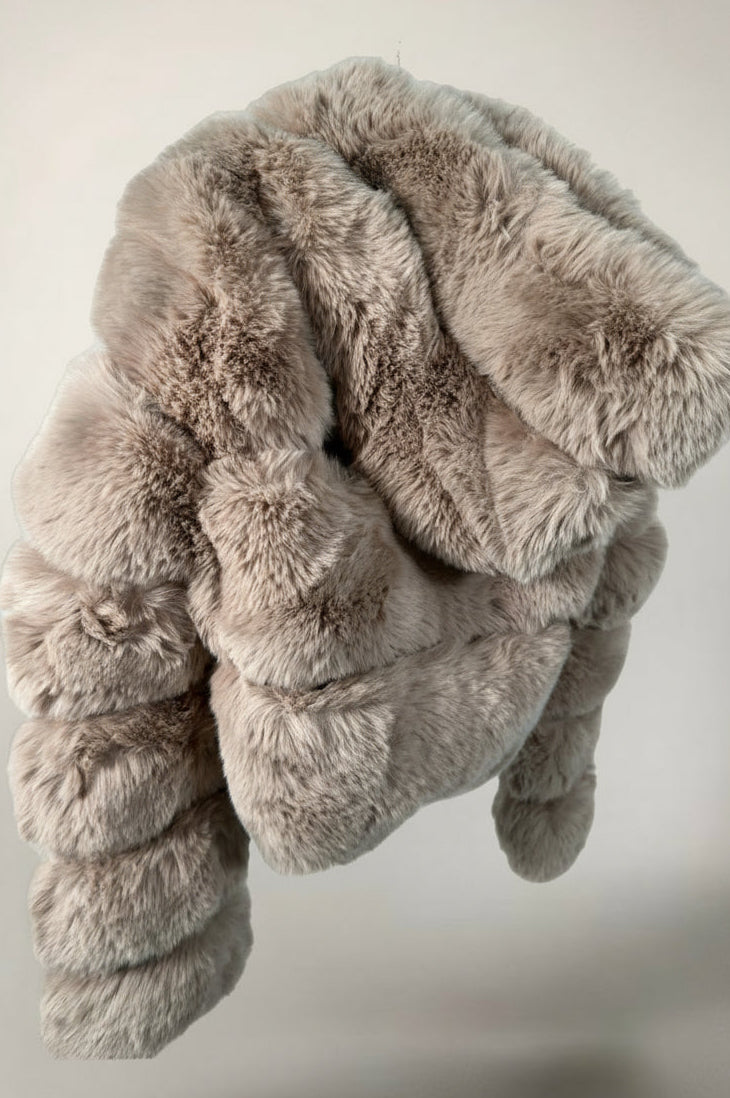 ABRIGO CROPPED ACOLCHADO DE PELO SINTÉTICO