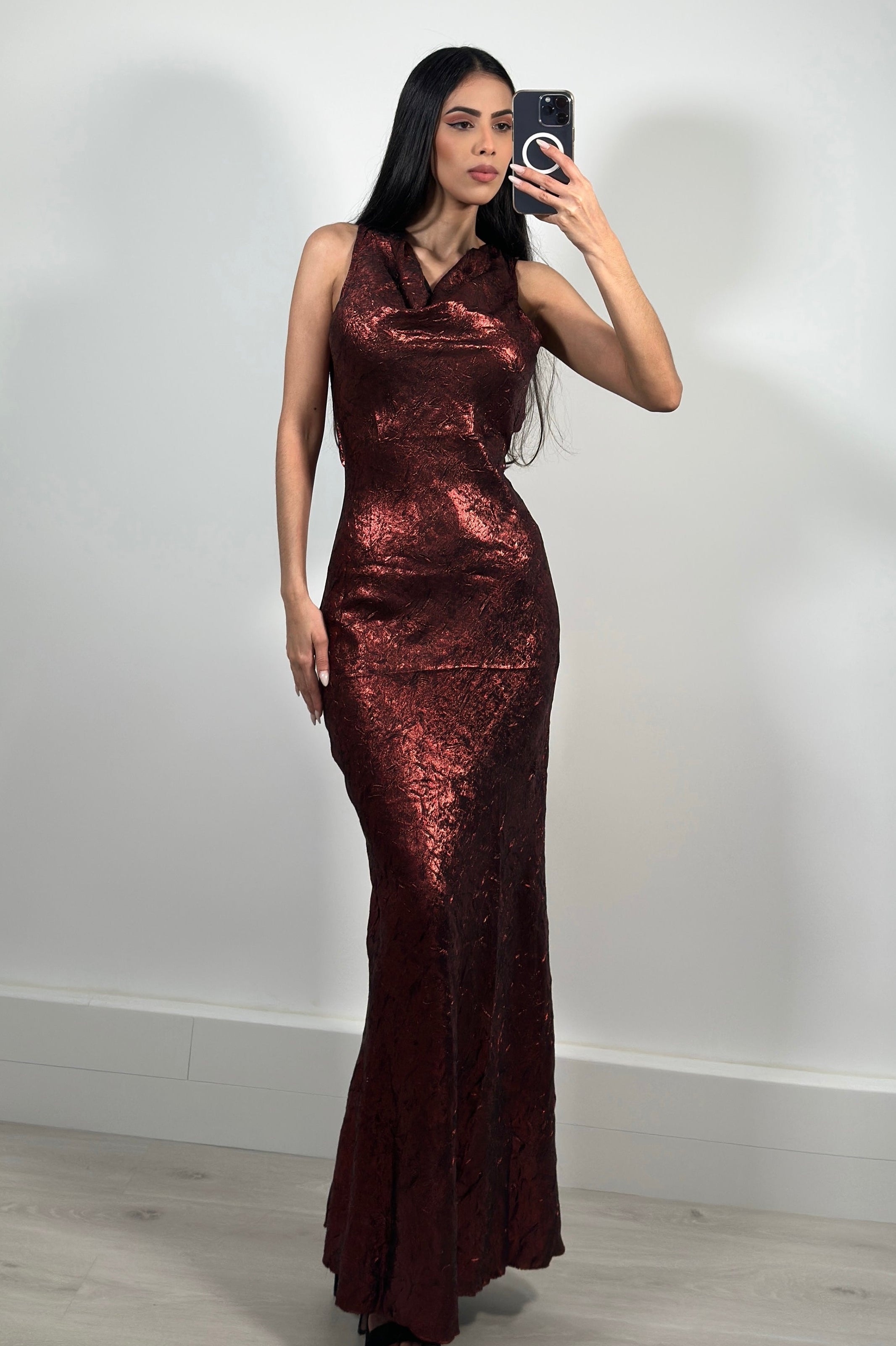 VESTIDO CASCADA BURDEOS METÁLICO